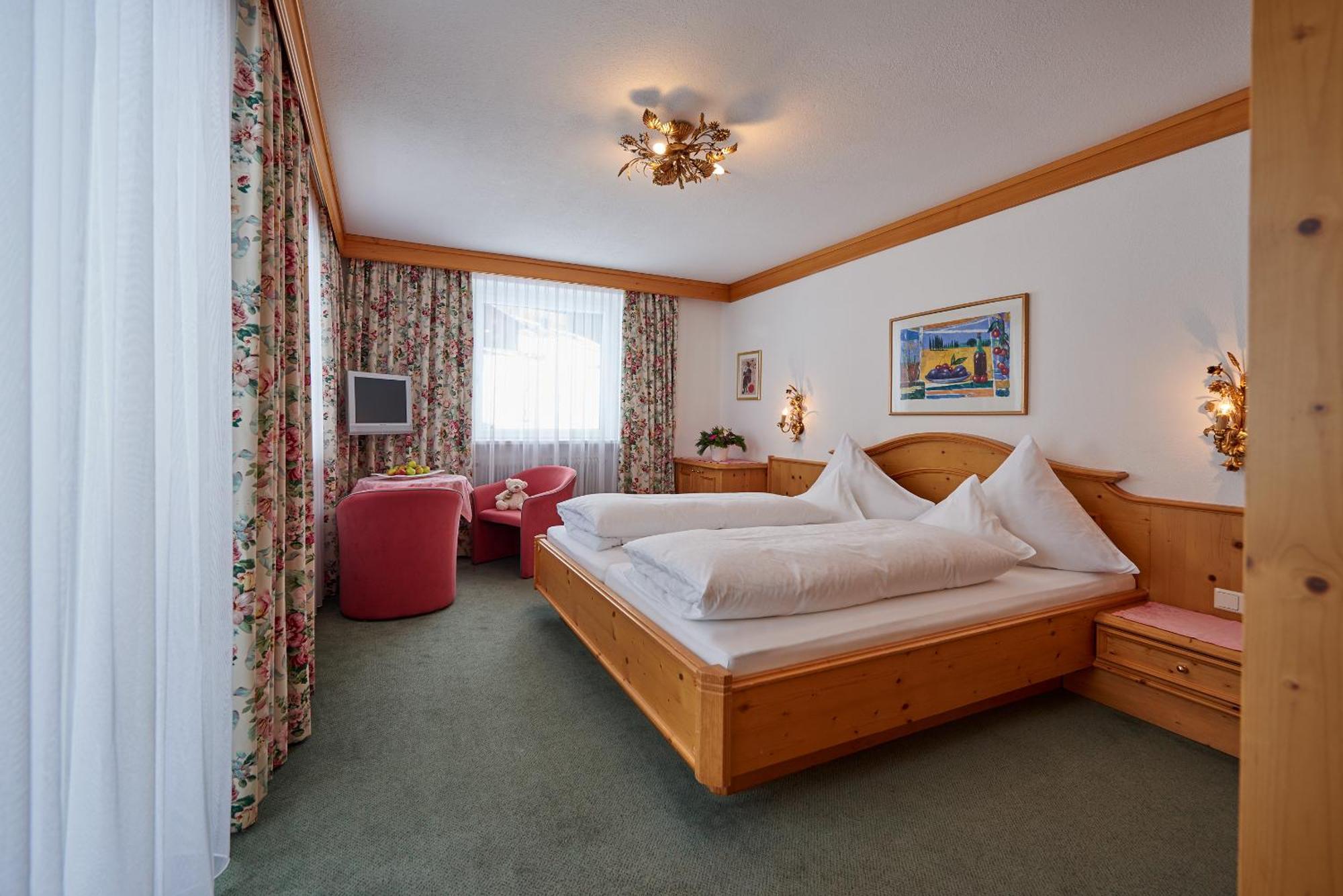 Hotel Restaurant Formarin Oberlech Oda fotoğraf